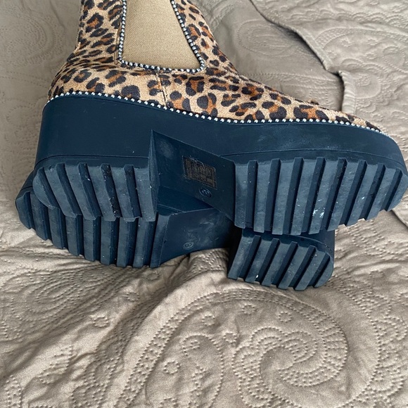 Tinstree Chelsea Stylish Leopard Print Ankle Booties - Picture 7 of 10